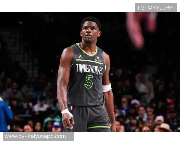 爱德华兹精彩突破拉杆换手上篮展现超强观赏性引发全场欢呼